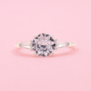 Anillo Solitario de Plata .925 Diseño Especial con Zirconias Baguette Laterales y Zirconia Fina Central mod. 1136