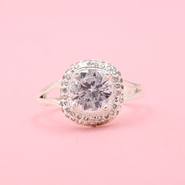 Anillo Solitario de Plata .925 Elegante con Diseño Fino de Zirconia Brillante y Bisel de Zirconias mod. 1138