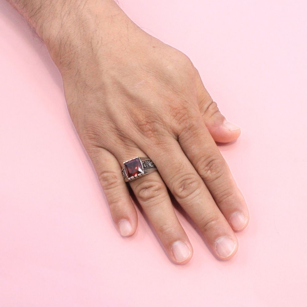 Anillo de Plata .925 Diseño Turco con Incrustación de Granate 1072