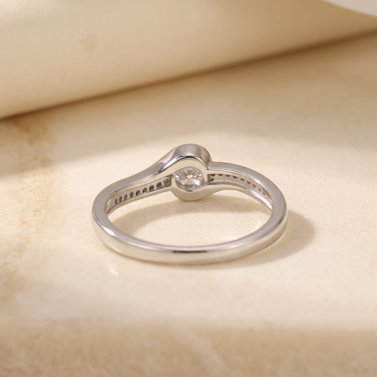 Anillo de Plata. 925 Solitario Con Diseño de ola e Incrustación de Zirconia mod.3261