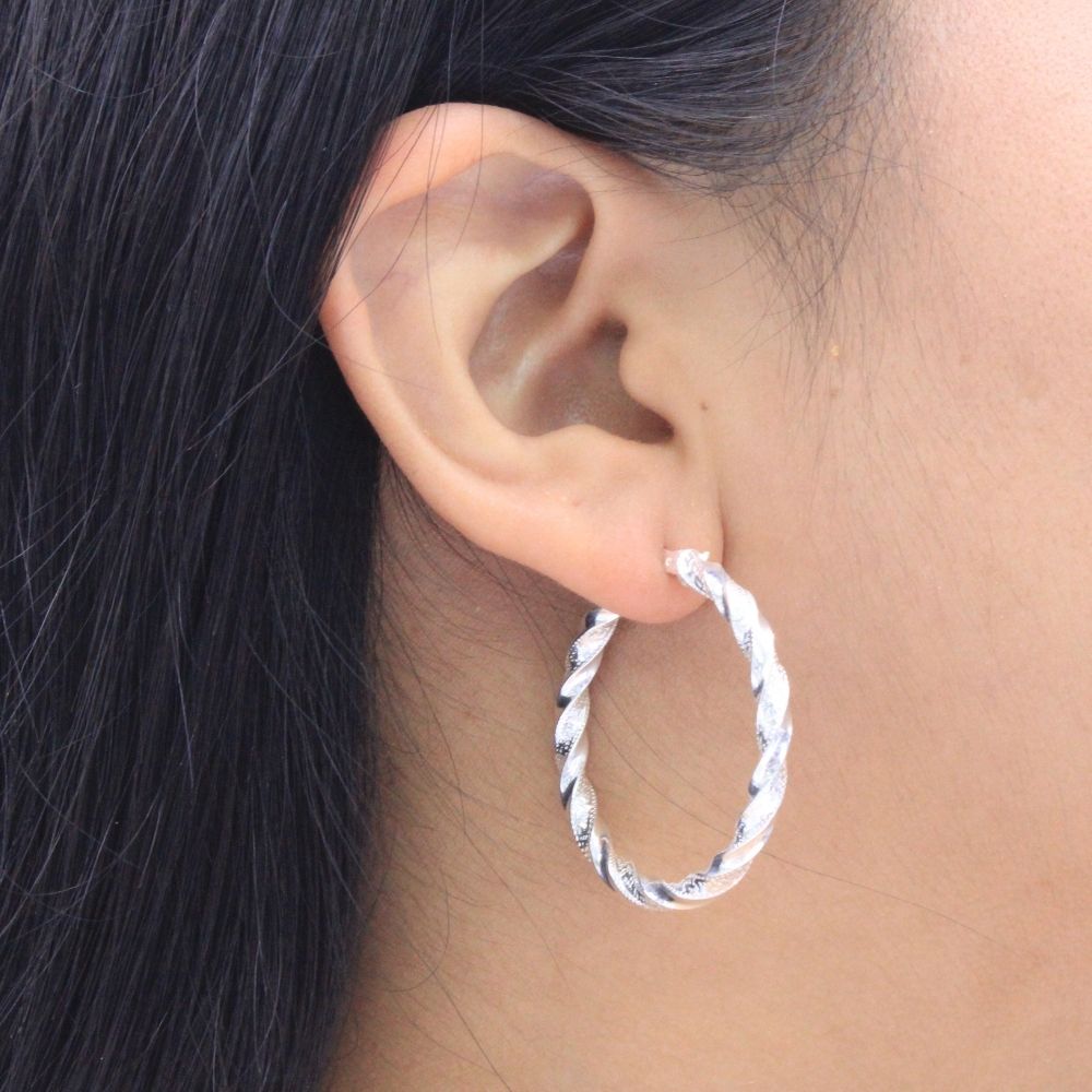 Arracada de Plata .925 Diseño Torzal Hueco con Grabado Fino mod. 1049