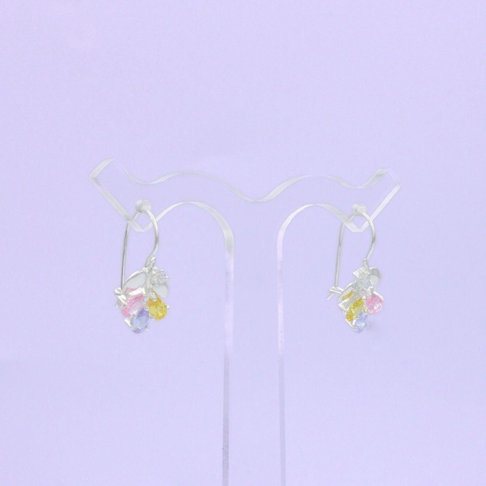 Arete Largo de Plata .925 con Diseño de Flora Incrustado de Zirconias de Colores mod. 1588