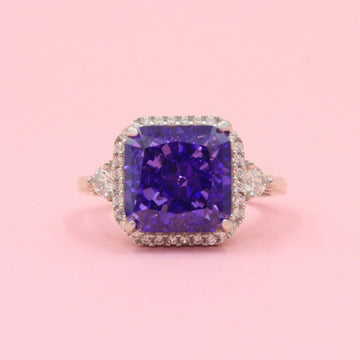 Anillo Especial con Zirconia Cuadrada Color Morado mod. 0740