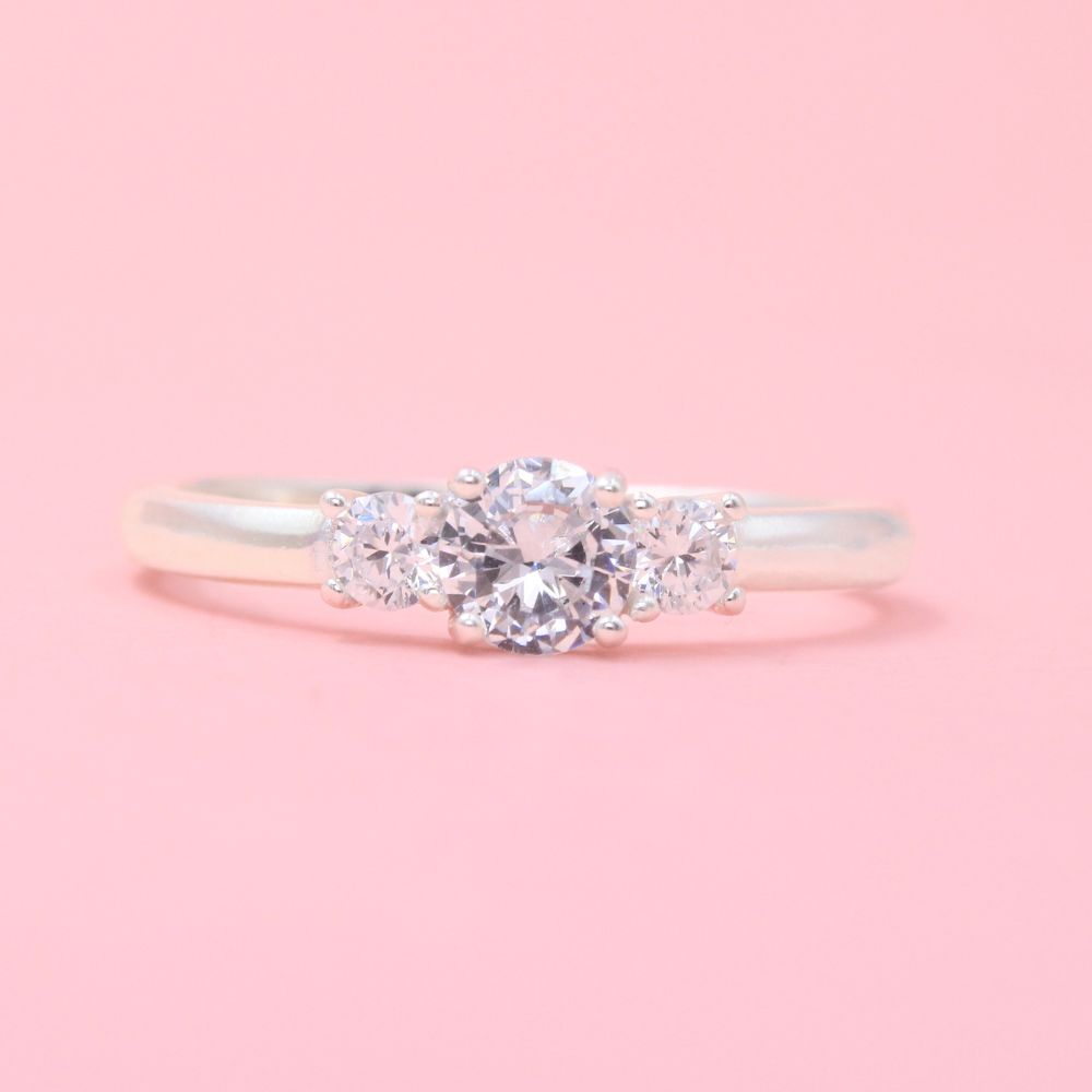 Anillo Solitario de Plata .925 Diseño Circular con Pequeñas Incrustaciones de Zirconias mod. 1001