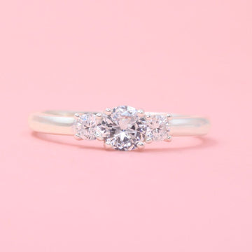 Anillo Solitario de Plata .925 Diseño Circular con Pequeñas Incrustaciones de Zirconias mod. 1001