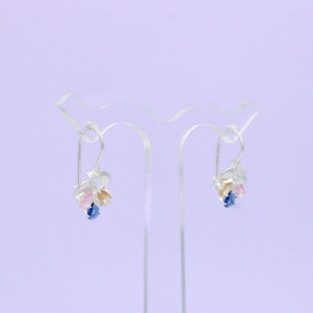 Arete Largo de Plata .925 con Diseño de Flora Incrustado de Zirconias de Colores mod. 1588