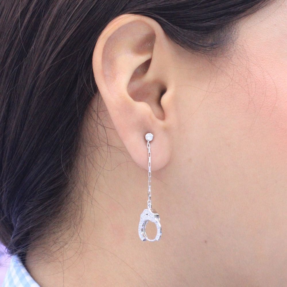 Arete Largo de Plata .925 Diseño en Forma de Esposas Incrustadas con Zirconias mod. 1213