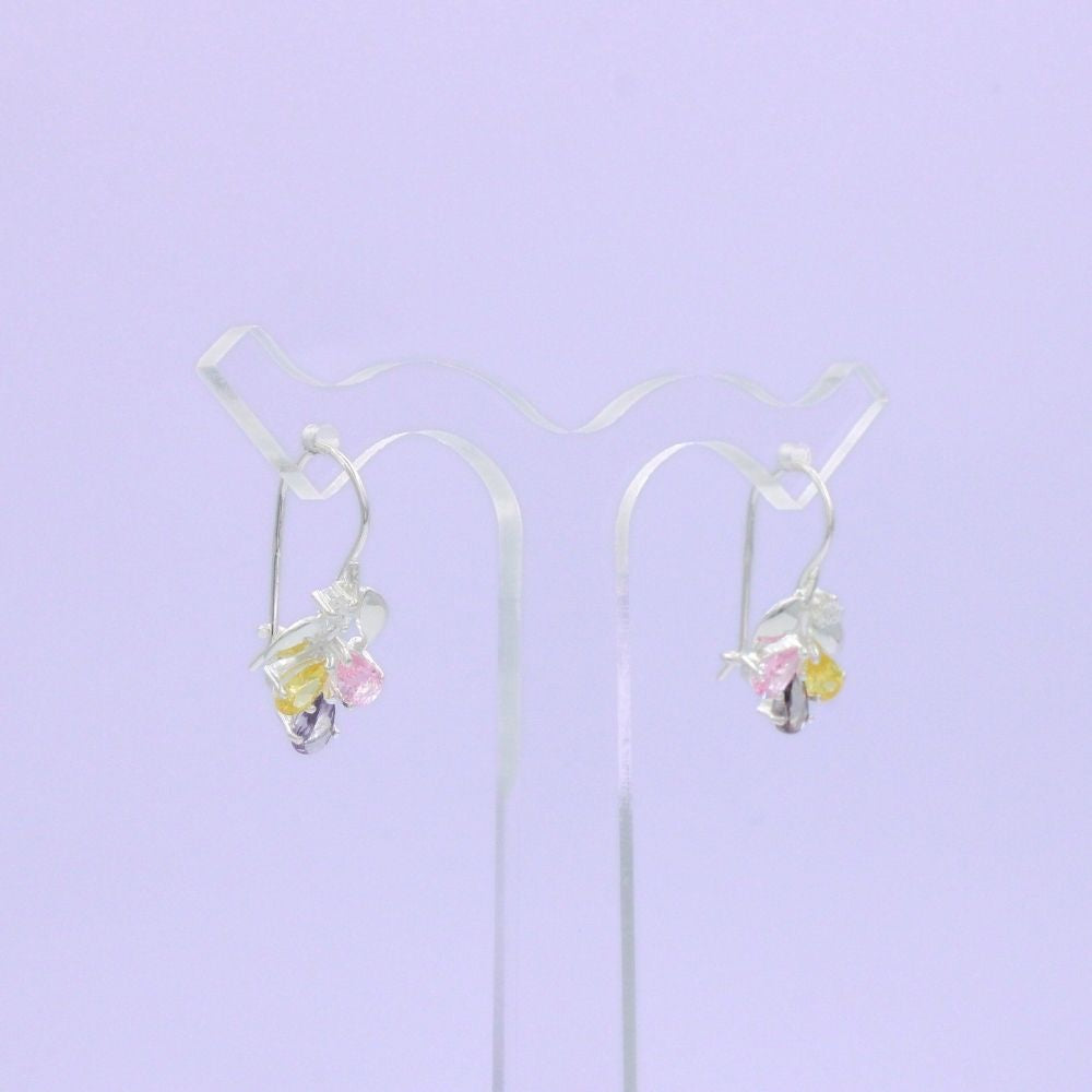 Arete Largo de Plata .925 con Diseño de Flora Incrustado de Zirconias de Colores mod. 1588