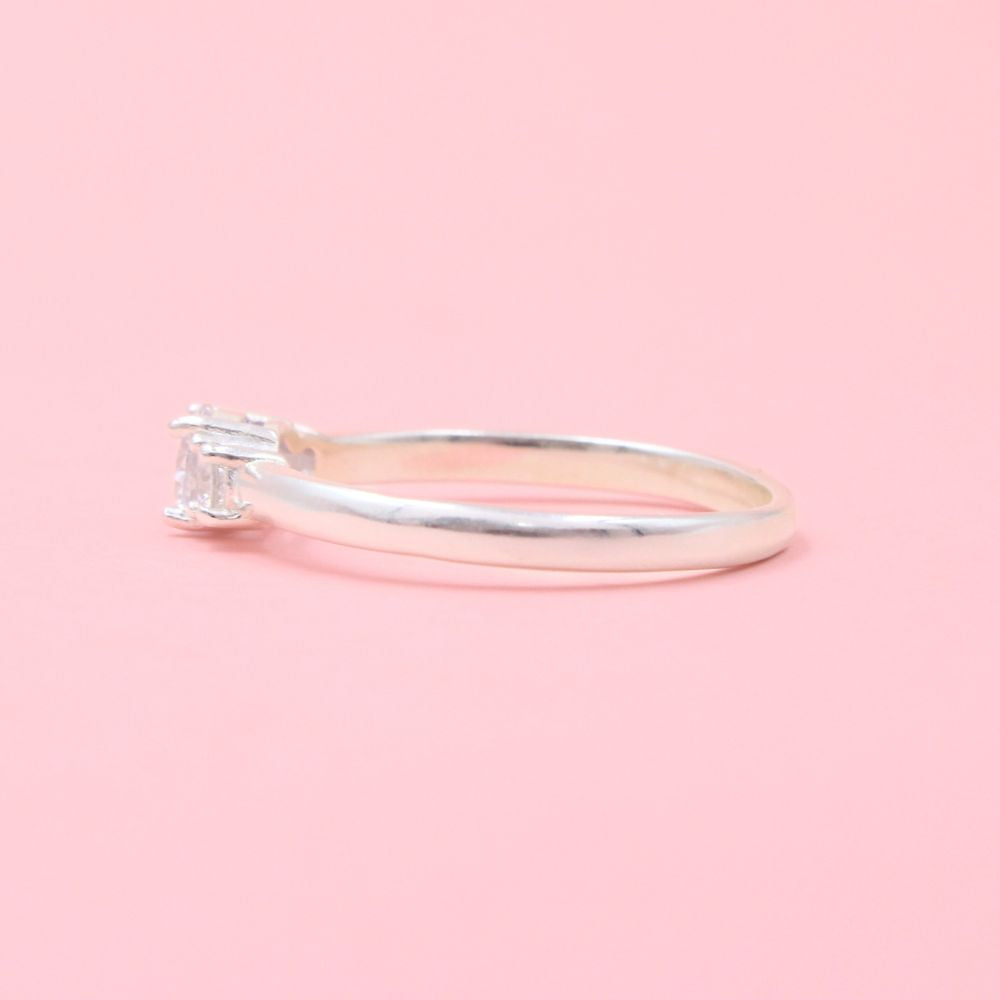 Anillo Solitario de Plata .925 Diseño Circular con Pequeñas Incrustaciones de Zirconias mod. 1001