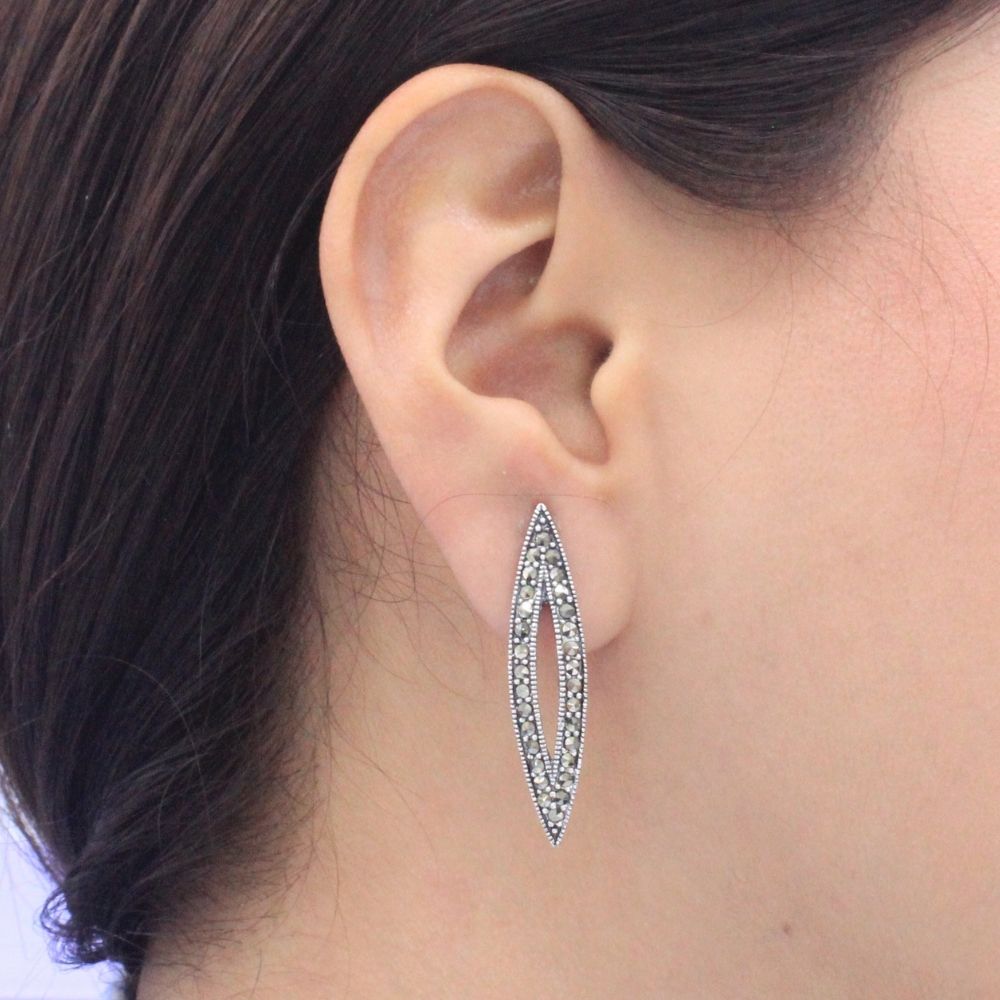Arete Largo de Plata .925 Diseño de Hoja Incrustada con Marquesitas mod. 1214