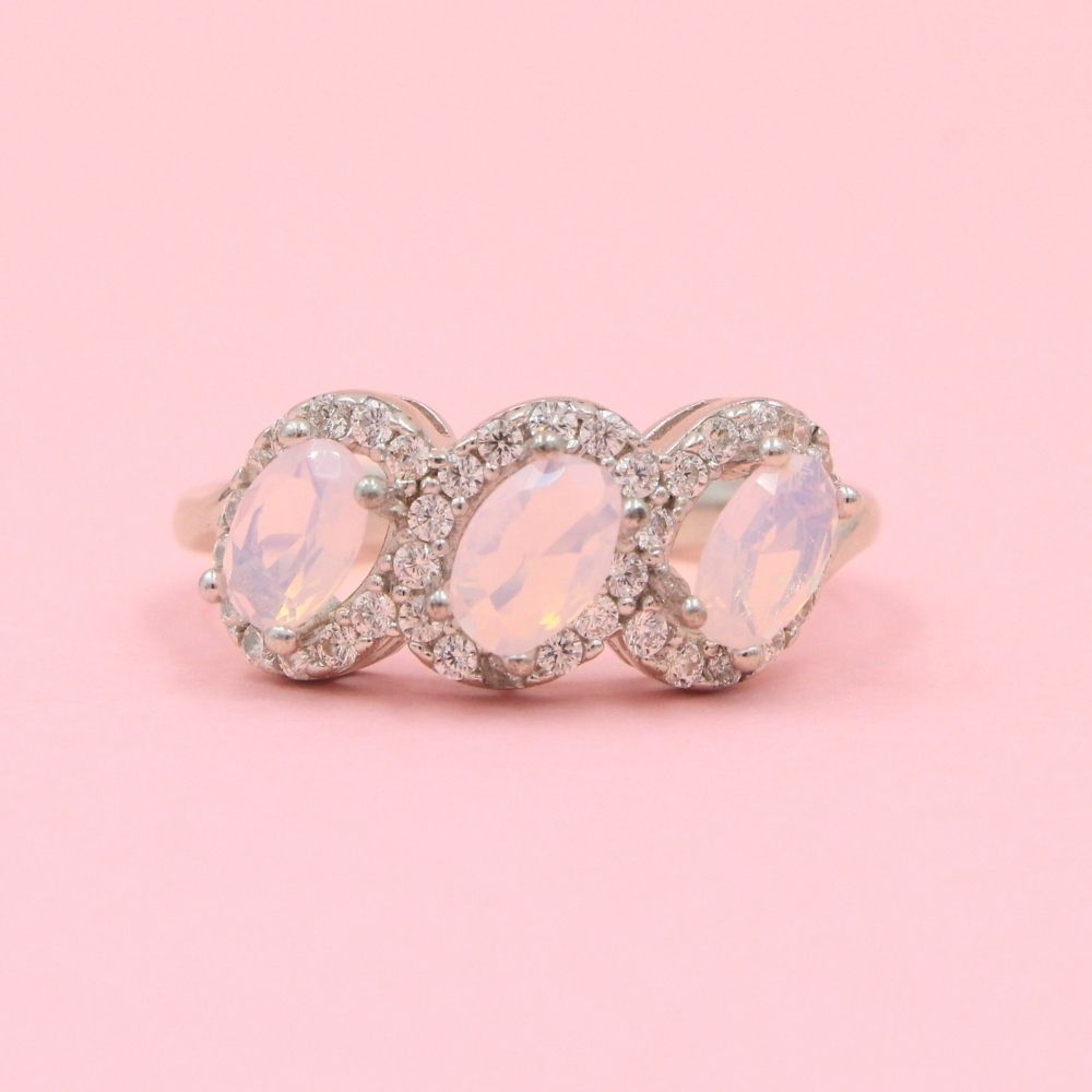 Anillo Especial con Diseño de Triple Zirconia Oval Inclinada Color Rosa Pastel mod. 0754