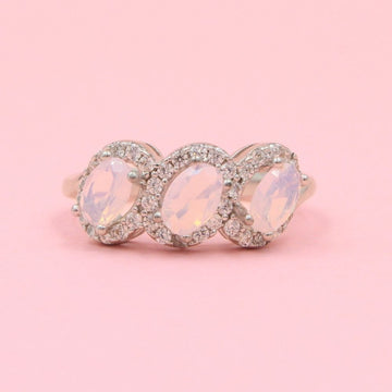 Anillo Especial con Diseño de Triple Zirconia Oval Inclinada Color Rosa Pastel mod. 0754