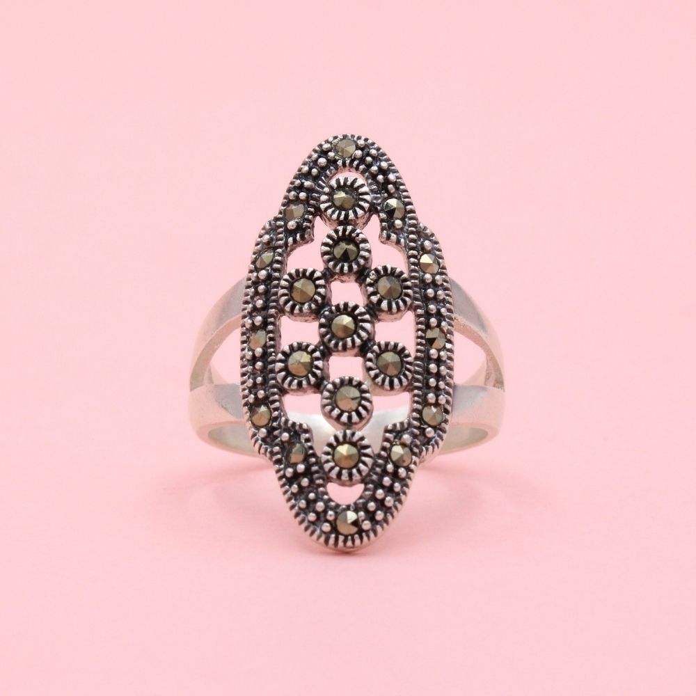 Anillo de Plata .925 Diseño Vertical con Incrustación de Marquesitas mod. 1334