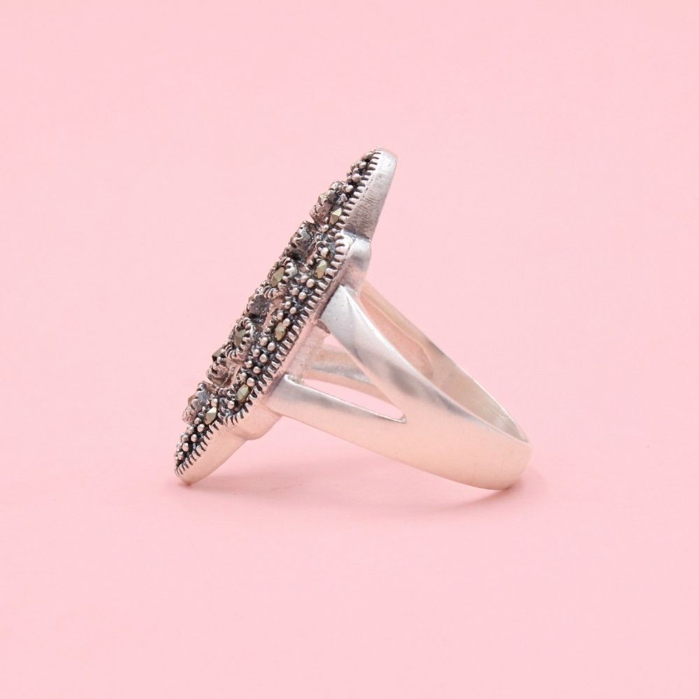 Anillo de Plata .925 Diseño Vertical con Incrustación de Marquesitas mod. 1334