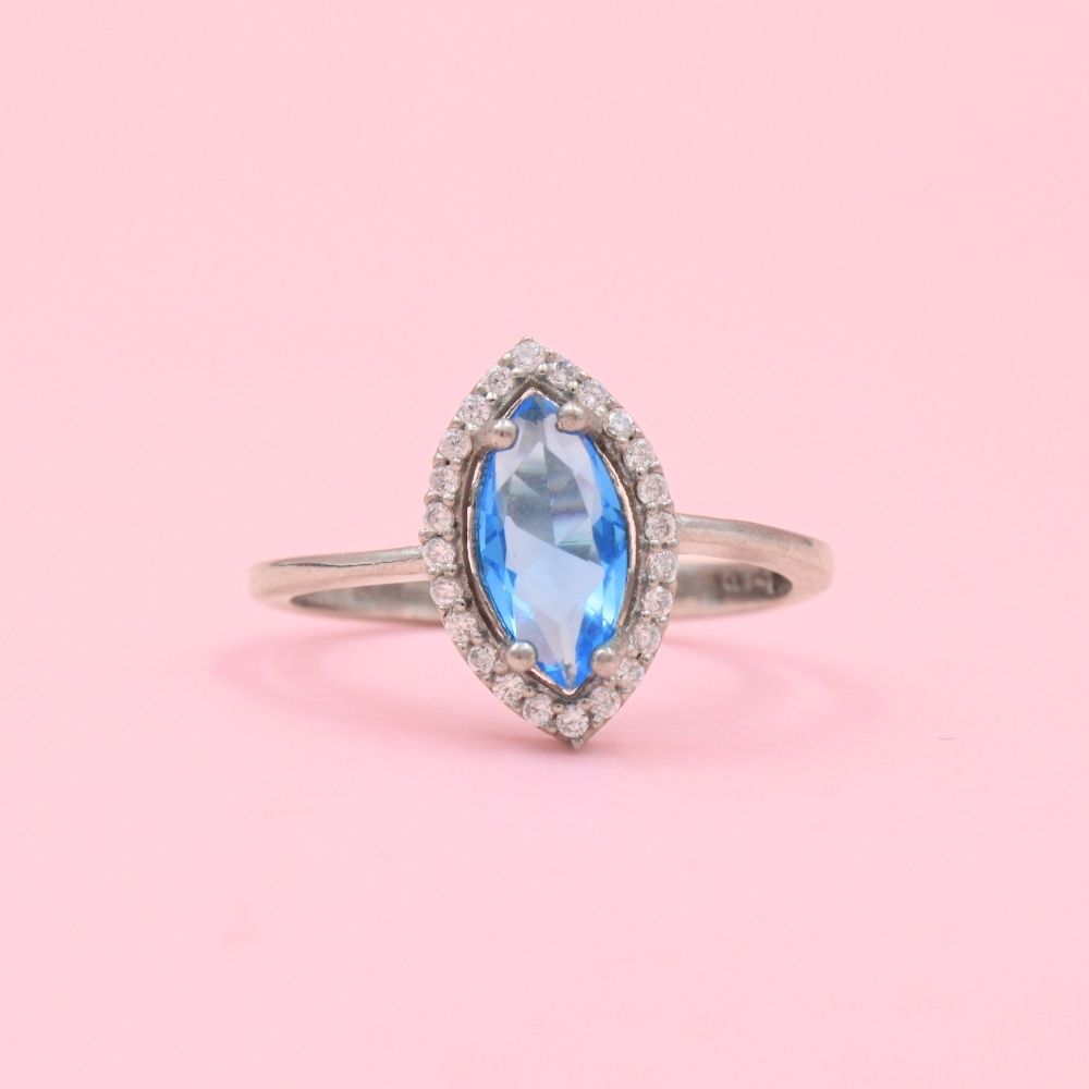 Anillo para Dama de Plata .925 Diseño Oval Incrustado de Zirconia mod. 1170