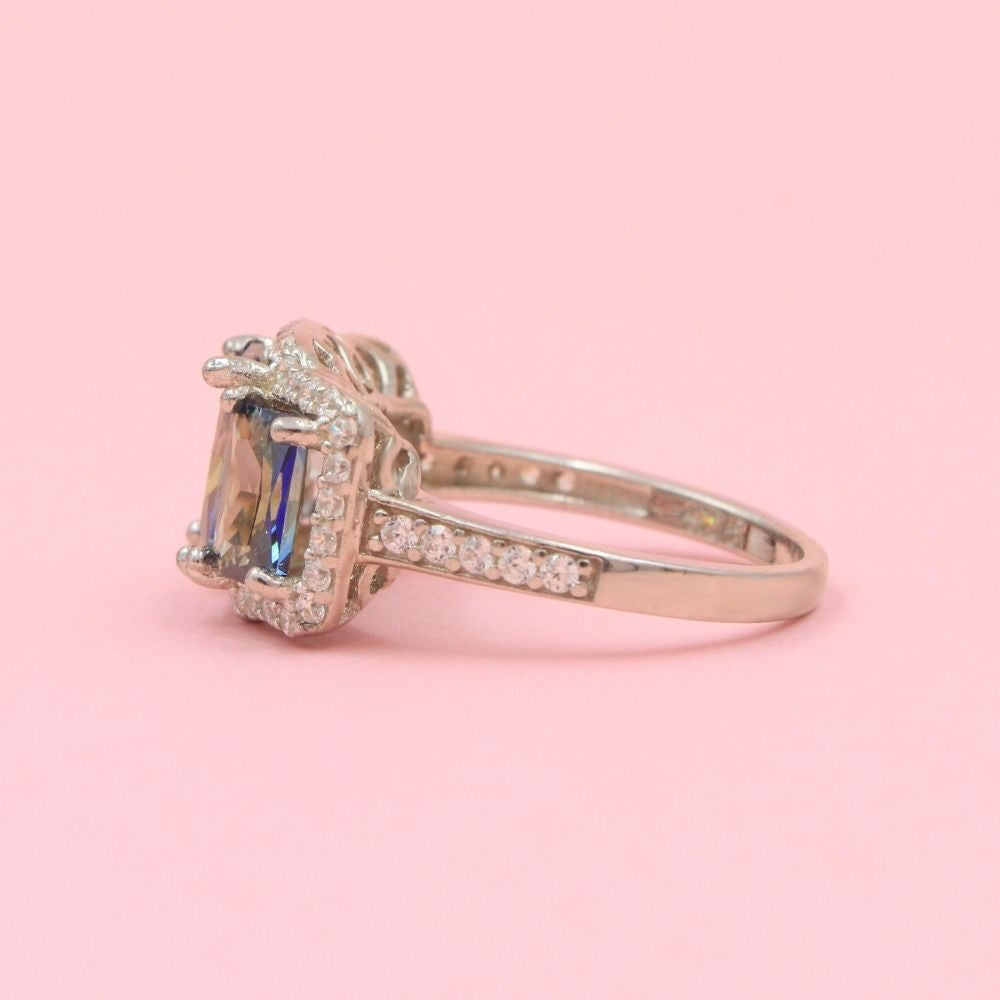 Anillo Elegante con Zirconias Cuadradas de Tono Azul Eléctrico mod. 0757