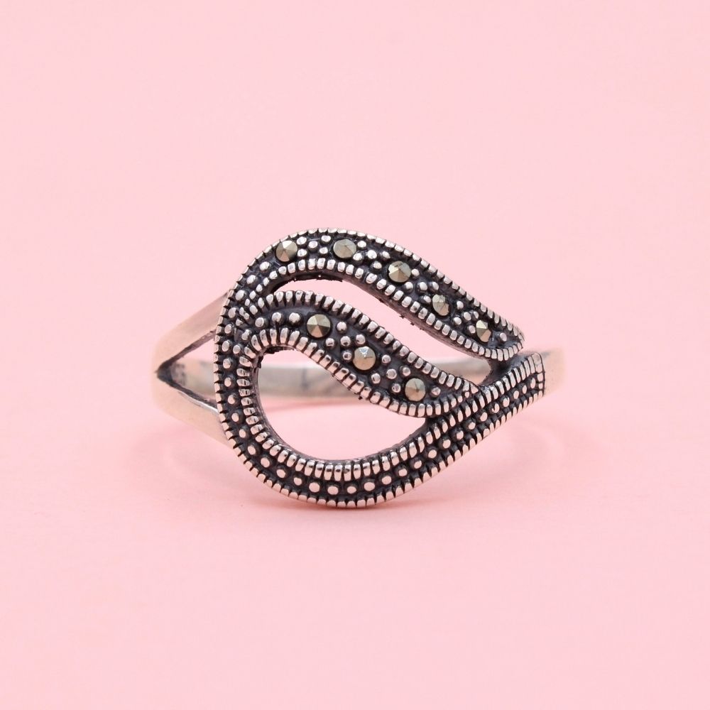 Anillo de Plata .925 Diseño de Ola con Incrustación de Marquesitas mod. 1362