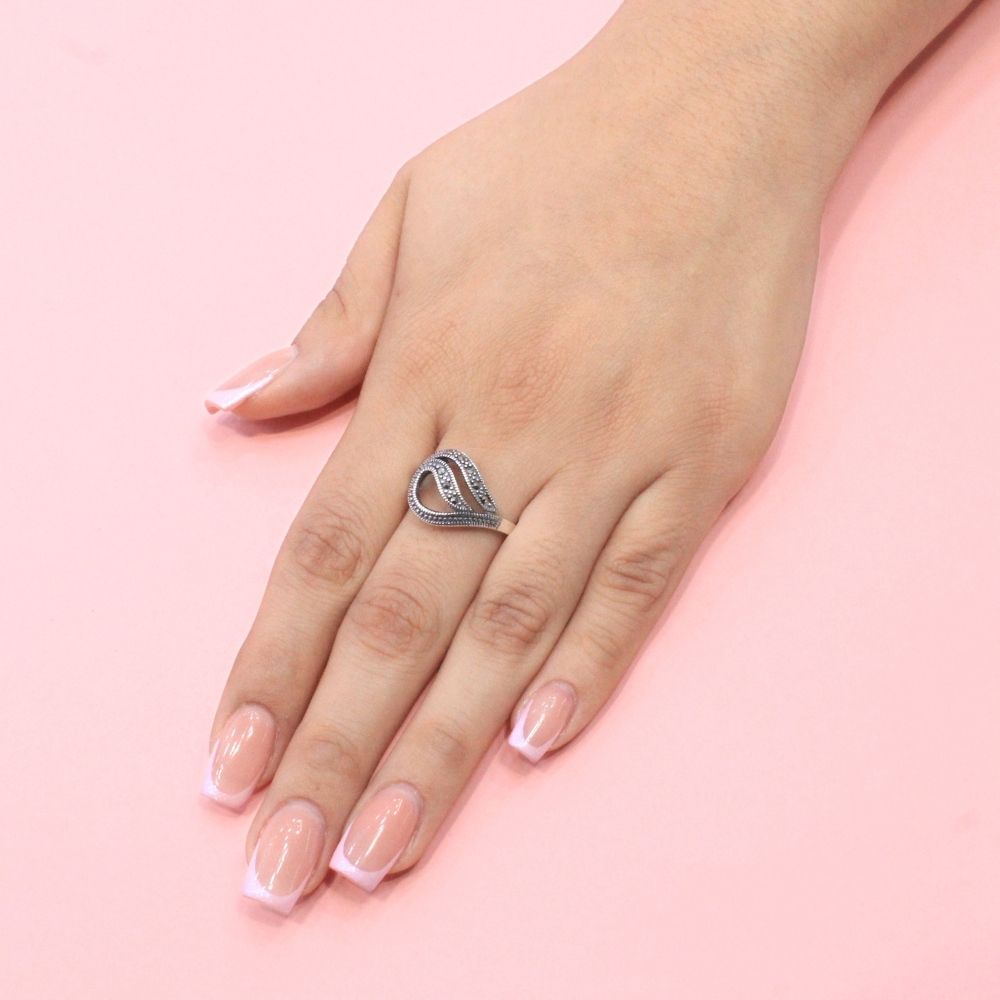 Anillo de Plata .925 Diseño de Ola con Incrustación de Marquesitas mod. 1362