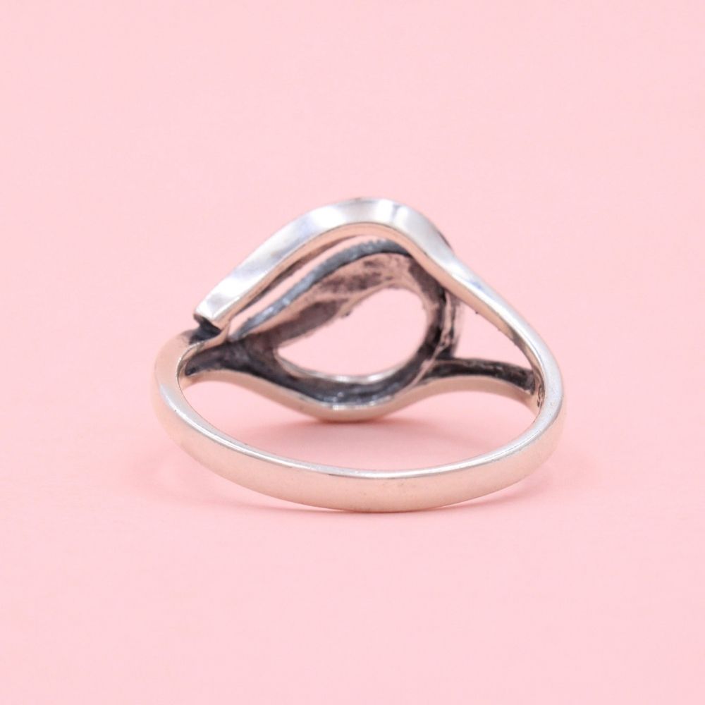 Anillo de Plata .925 Diseño de Ola con Incrustación de Marquesitas mod. 1362