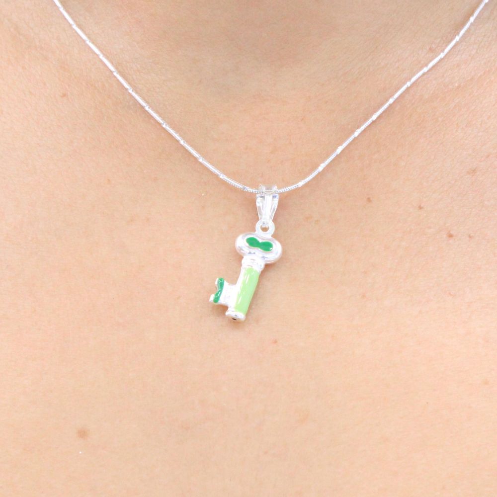 Dije de Dama Plata .925 Diseño Llave Cubierto de Esmalte Verde mod. 1156
