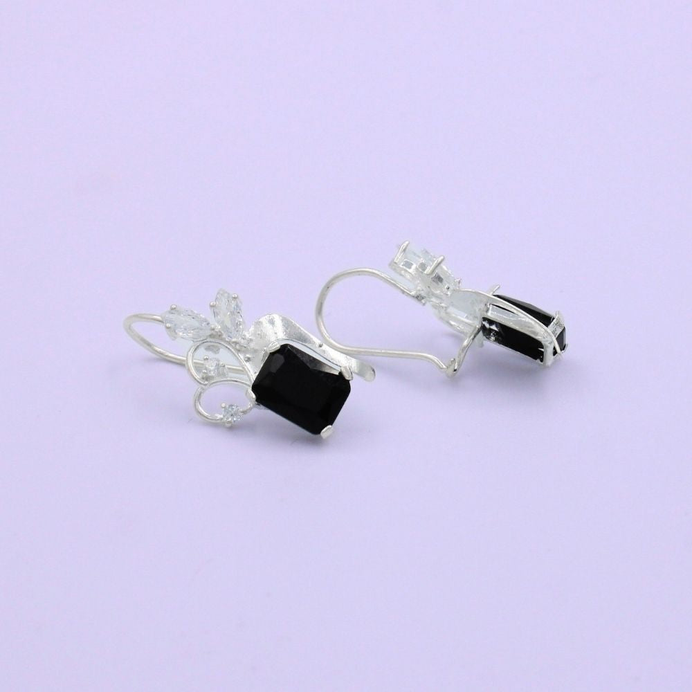 Arete Largo de Plata .925 con Diseño Elegante Incrustado de Zirconias y Ónix mod. 1589