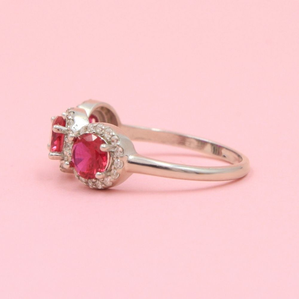 Anillo Elegante con Triple Zirconia Magenta de Corte Redondo mod. 0761