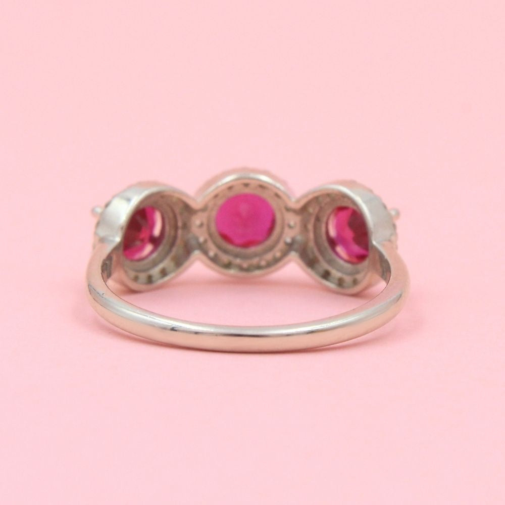 Anillo Elegante con Triple Zirconia Magenta de Corte Redondo mod. 0761