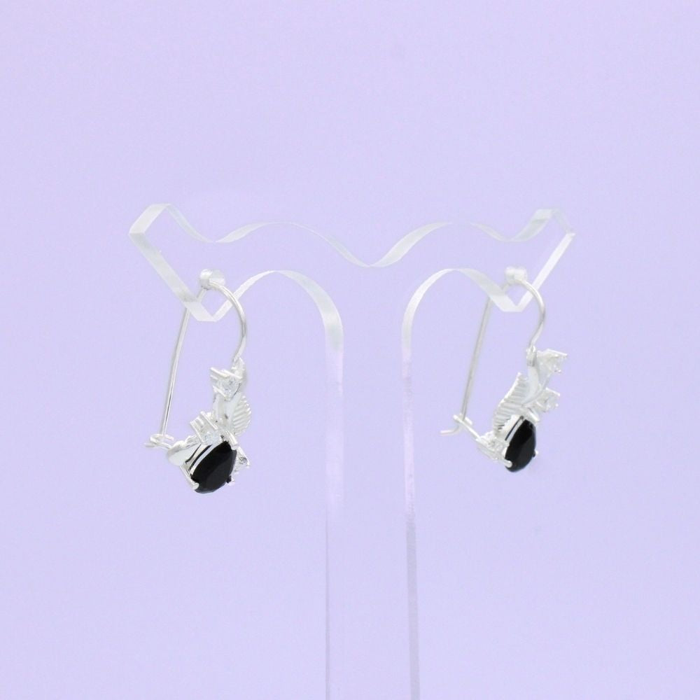 Arete Largo de Plata .925 con Diseño Elegante y Detalle de Hoja Incrustado de Zirconias mod. 1590