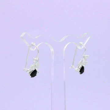 Arete Largo de Plata .925 con Diseño Elegante y Detalle de Hoja Incrustado de Zirconias mod. 1590