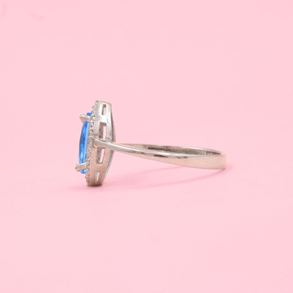 Anillo para Dama de Plata .925 Diseño Oval Incrustado de Zirconia mod. 1170