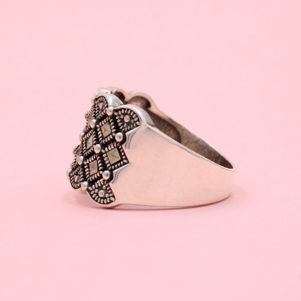 Anillo de Plata .925 Diseño Elegante Incrustado con Marquesitas mod. 1383