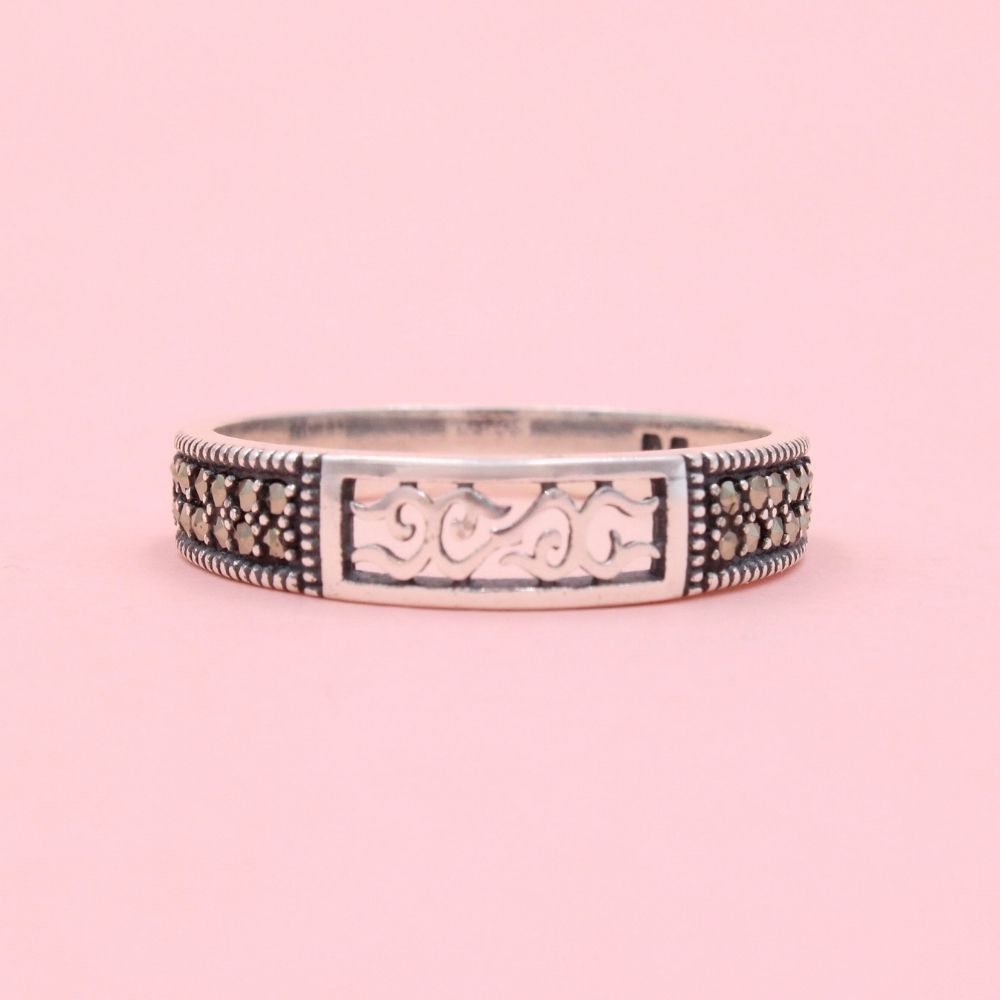 Anillo de Plata .925 con Centro Calado y Laterales con Maquesitas mod. 1384