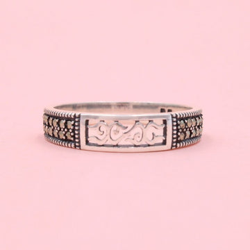 Anillo de Plata .925 con Centro Calado y Laterales con Maquesitas mod. 1384