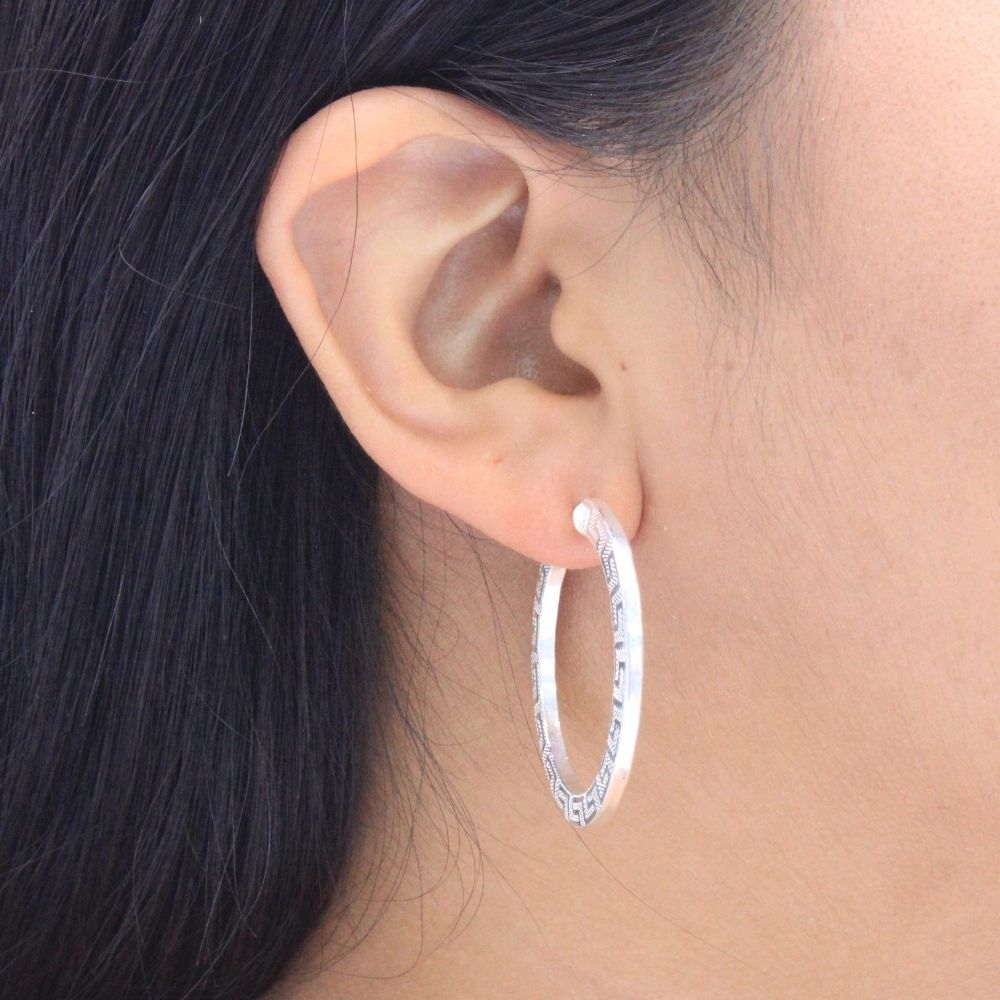 Arracada de Plata .925 Diseño Hueco de Estilo Plano con Grecas mod. 1054