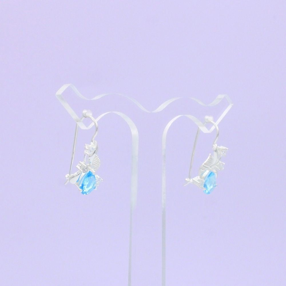 Arete Largo de Plata .925 con Diseño Elegante y Detalle de Hoja Incrustado de Zirconias mod. 1590