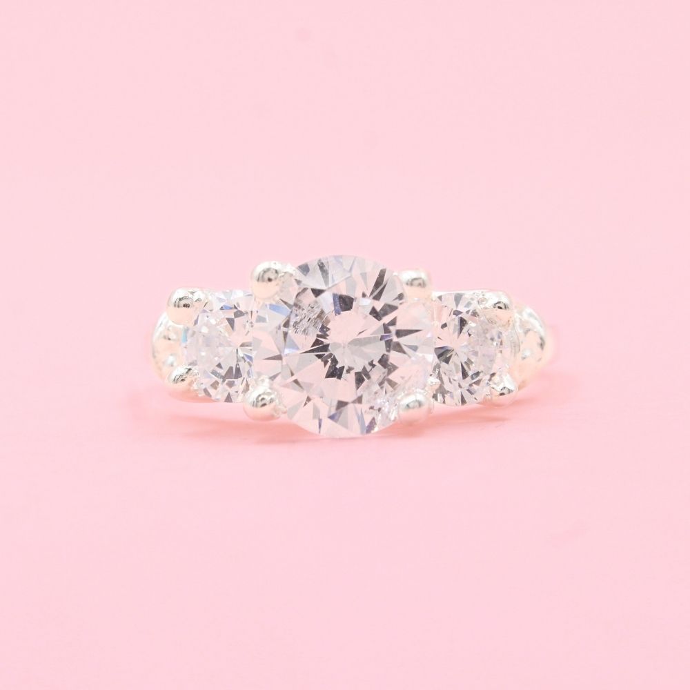 Anillo Solitario de Plata .925 Diseño Fino con Tres Zirconias mod. 1135