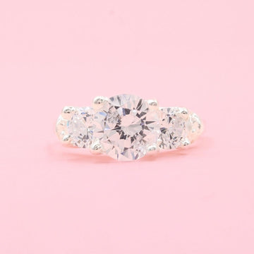 Anillo Solitario de Plata .925 Diseño Fino con Tres Zirconias mod. 1135