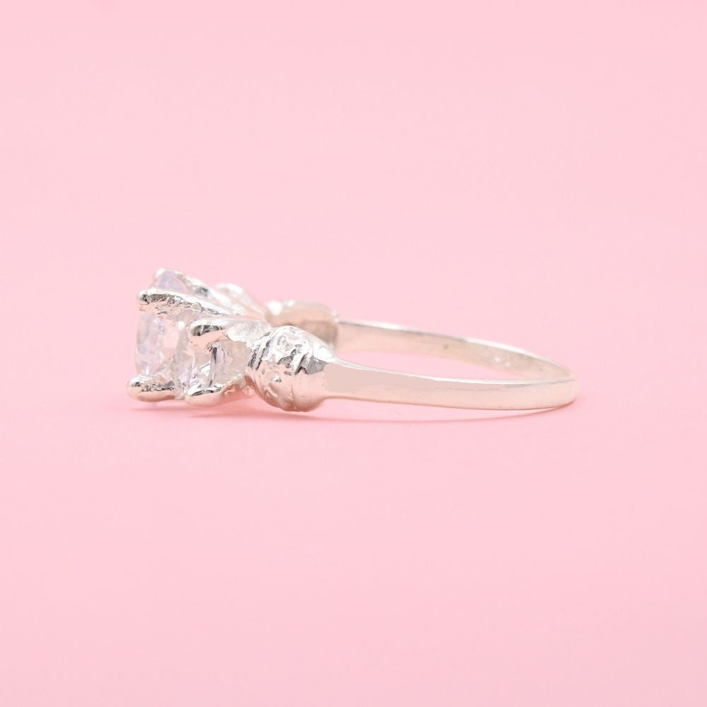 Anillo Solitario de Plata .925 Diseño Fino con Tres Zirconias mod. 1135