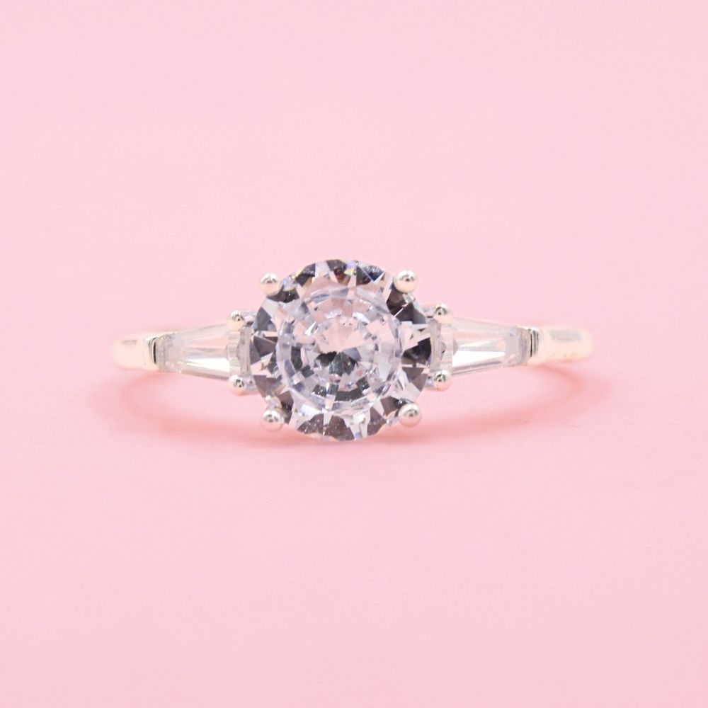 Anillo Solitario de Plata .925 Diseño Especial con Zirconias Baguette Laterales y Zirconia Fina Central mod. 1136