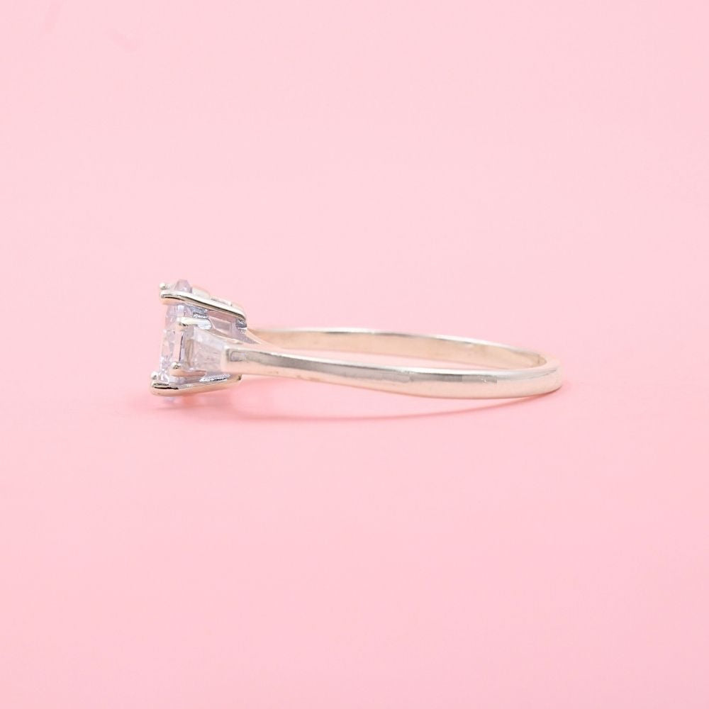 Anillo Solitario de Plata .925 Diseño Especial con Zirconias Baguette Laterales y Zirconia Fina Central mod. 1136