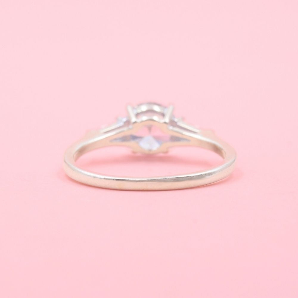 Anillo Solitario de Plata .925 Diseño Especial con Zirconias Baguette Laterales y Zirconia Fina Central mod. 1136