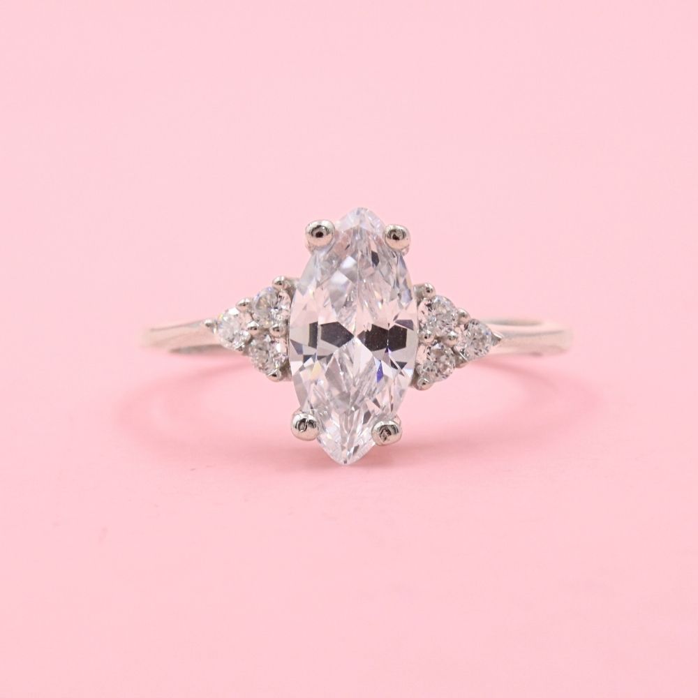 Anillo Solitario de Plata .925 Estilo Delgado con Zirconia Oval Fina mod. 1137