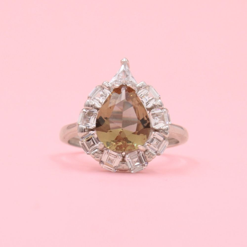 Anillo para Dama de Plata .925 Con Diseño de Gota Incrustado de Zultanita mod. 1171