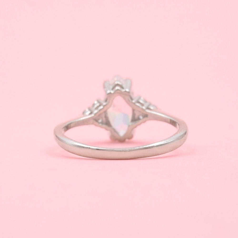 Anillo Solitario de Plata .925 Estilo Delgado con Zirconia Oval Fina mod. 1137