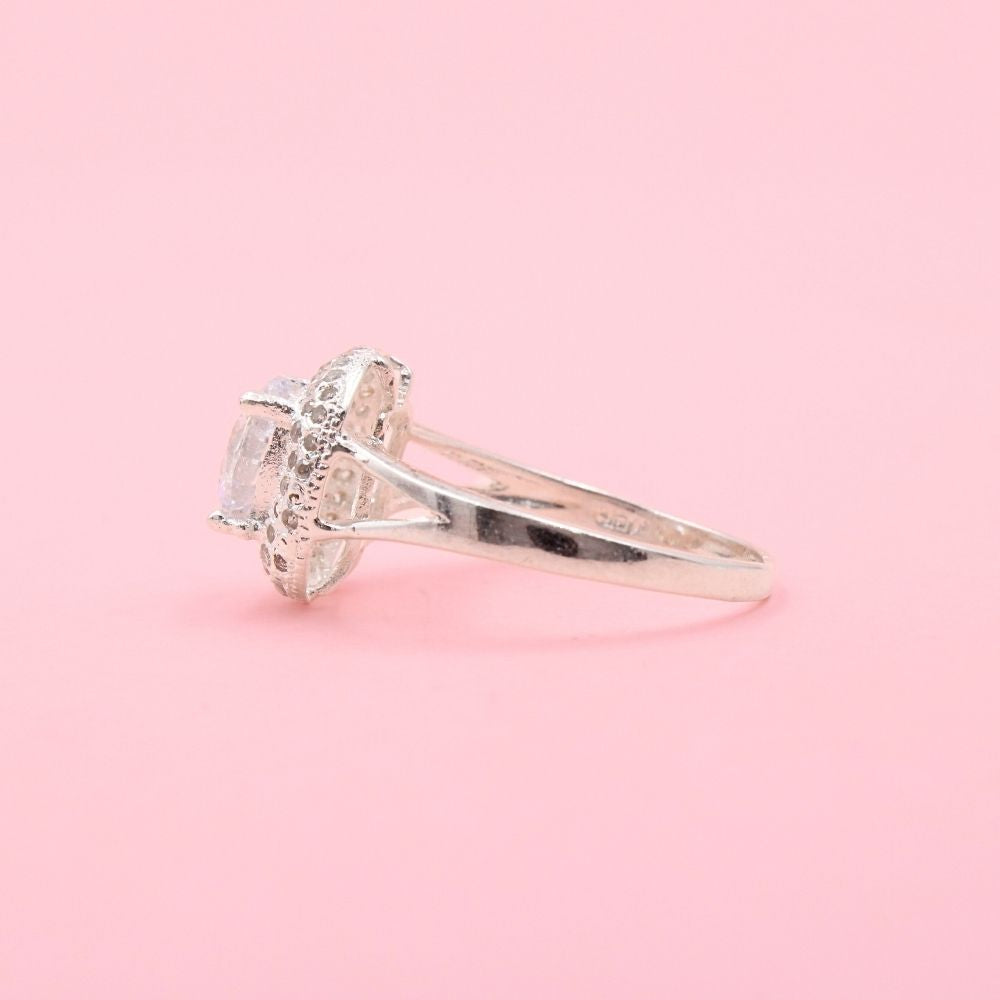 Anillo Solitario de Plata .925 Elegante con Diseño Fino de Zirconia Brillante y Bisel de Zirconias mod. 1138
