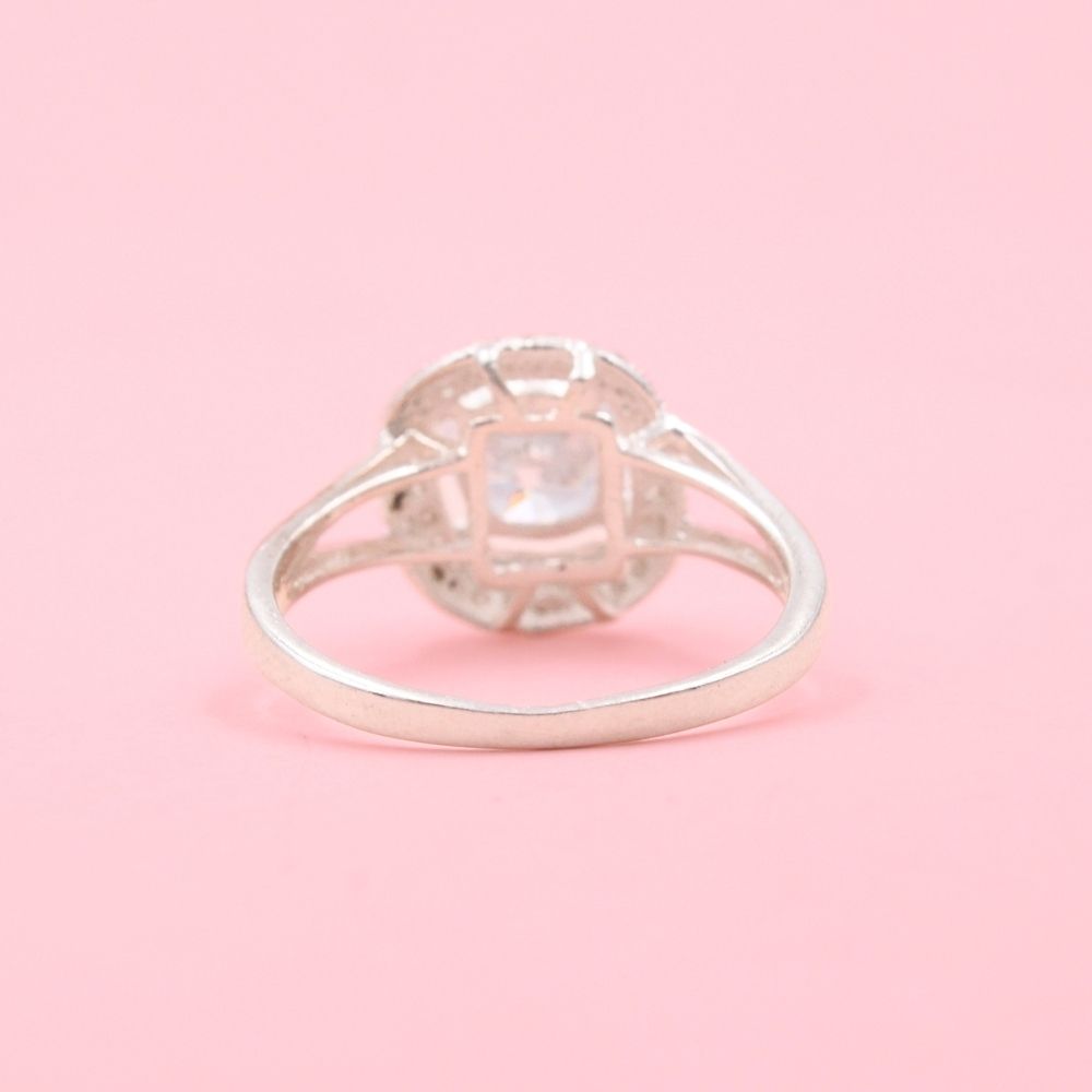 Anillo Solitario de Plata .925 Elegante con Diseño Fino de Zirconia Brillante y Bisel de Zirconias mod. 1138
