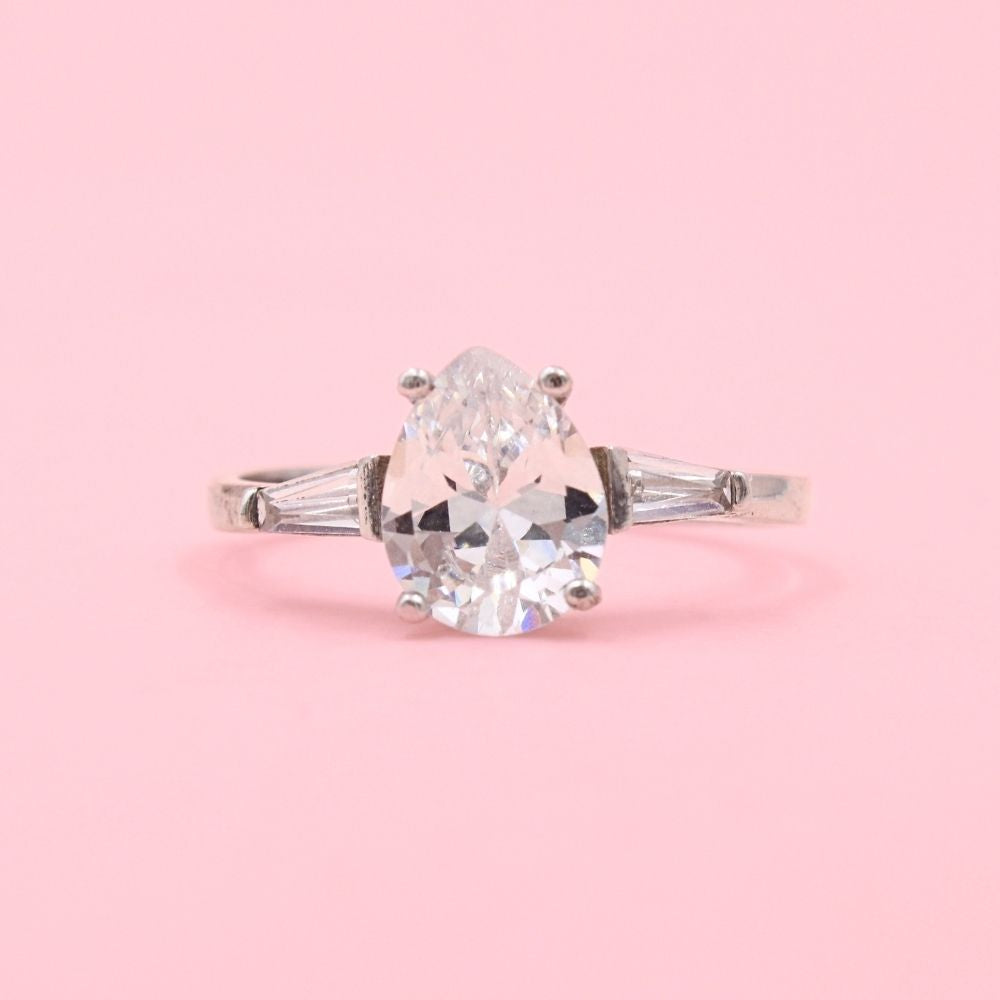 Anillo Solitario de Plata .925 con Zirconia de Gota y Zirconias Baguette Laterales mod. 1139