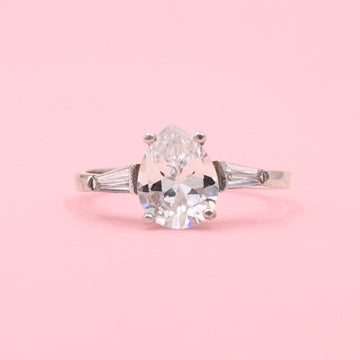 Anillo Solitario de Plata .925 con Zirconia de Gota y Zirconias Baguette Laterales mod. 1139