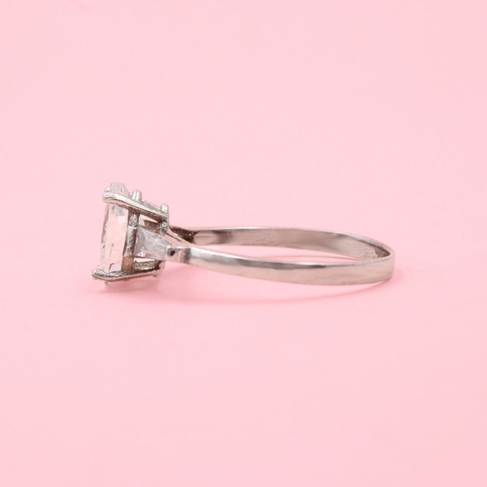 Anillo Solitario de Plata .925 con Zirconia de Gota y Zirconias Baguette Laterales mod. 1139