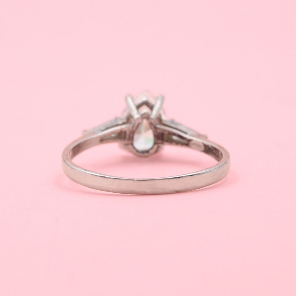 Anillo Solitario de Plata .925 con Zirconia de Gota y Zirconias Baguette Laterales mod. 1139